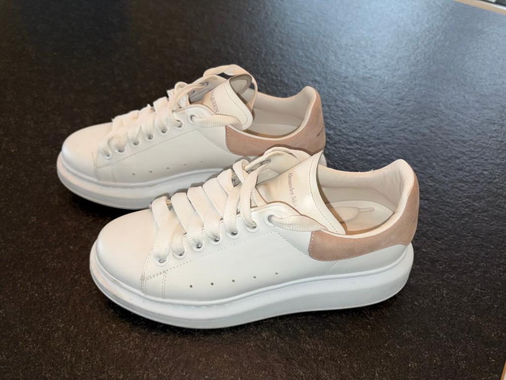 Alexander McQueen Oversized Sneakers– wit/roze suede maat 38, Ophalen of Verzenden, Zo goed als nieuw, Wit, Sneakers of Gympen