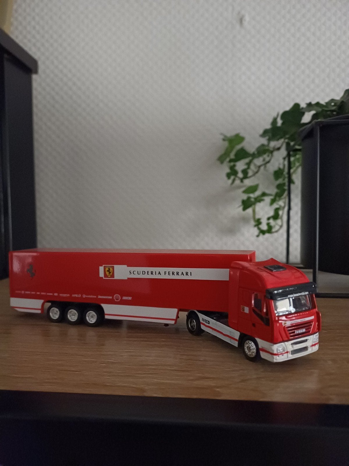 Iveco met oplegger Ferrari team, Ophalen of Verzenden, Bus of Vrachtwagen, Overige merken