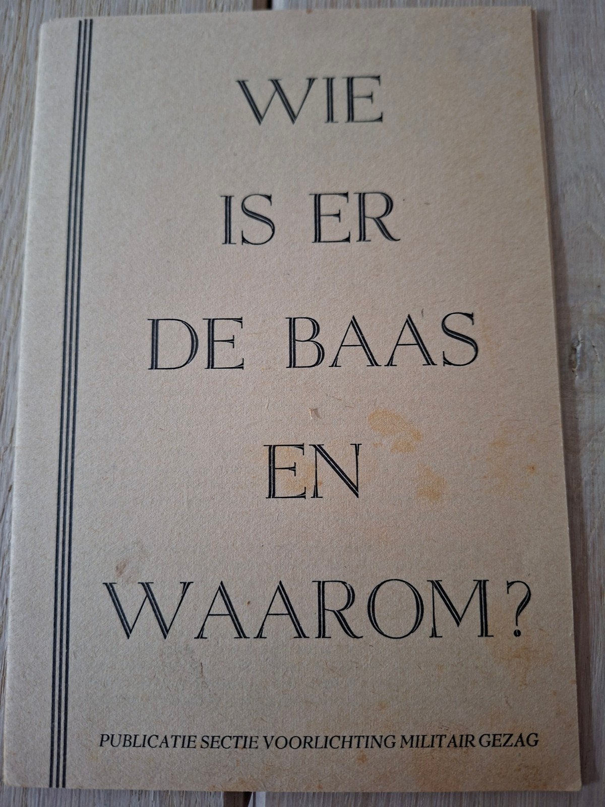 Boekje bevrijding Nederland 1945 MG Militair Gezag, Verzamelen, Militaria | Tweede Wereldoorlog, Verzenden, Nederland, Boek of Tijdschrift