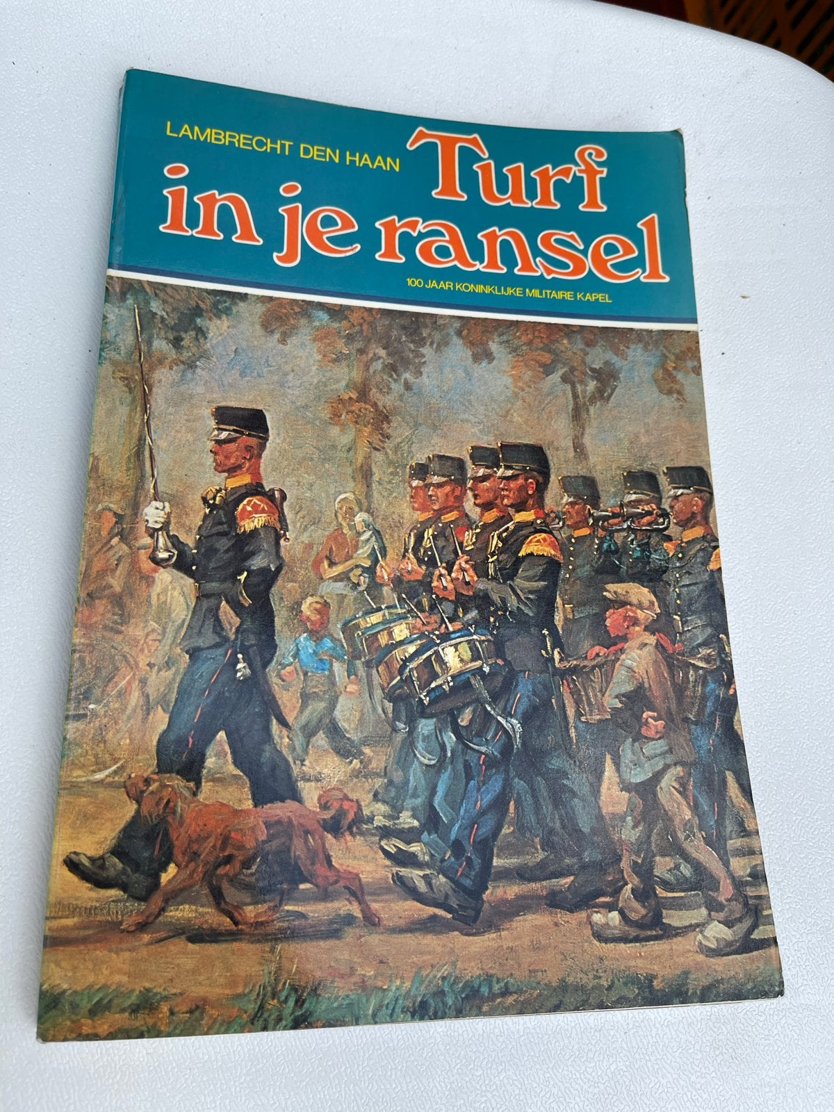 Turf in je ransel - 100 jaar Koninklijke Militaire Kapel, Ophalen of Verzenden, 1945 tot heden, Gelezen, Overige onderwerpen