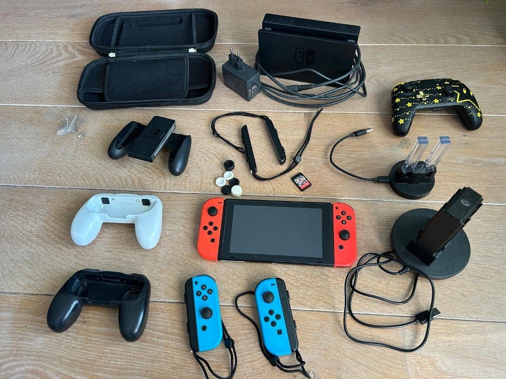 Nintendo Switch Console blauw / rood '22, Spelcomputers en Games, Spelcomputers | Nintendo Switch, Gebruikt, Switch OLED, Met 3 controllers of meer