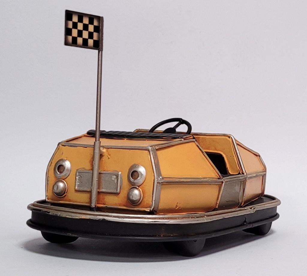 Botsauto geel metalen model miniatuur blikken decoratie, Verzamelen, Retro, Ophalen of Verzenden, Huis en Inrichting