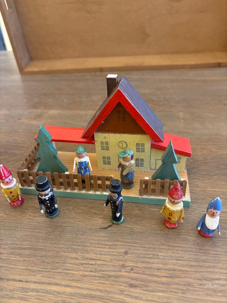 Erzgebirge Dregeno DDR Holz Miniaturen Bahnhof Bimmelbahn, Antiek en Kunst, Antiek | Speelgoed, Ophalen of Verzenden
