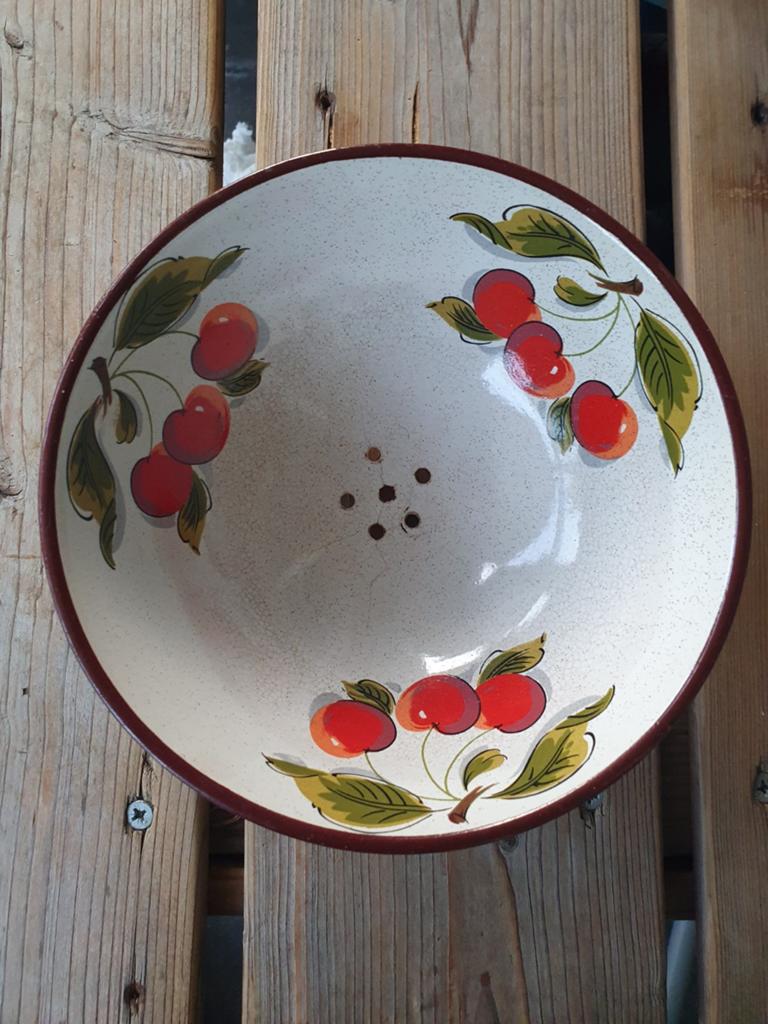 Vintage kersenschaal met afwateringsgaten, Antiek en Kunst, Antiek | Schalen, Ophalen of Verzenden