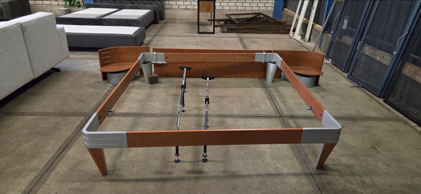 Auping NEXT Designbed 180x200 cm met originele bedlampen, Gebruikt, Bruin, Tweepersoons, Ophalen of Verzenden