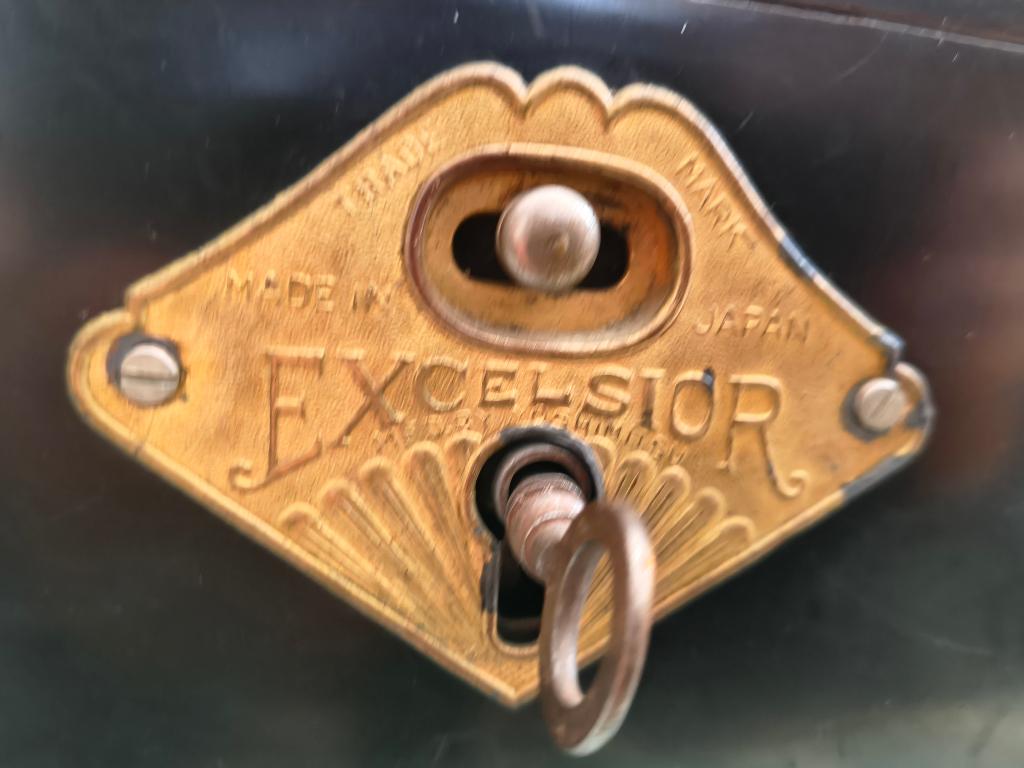 excelsior geld kist antiek ? kluis? voetbal kaartjes?, Antiek en Kunst, Ophalen