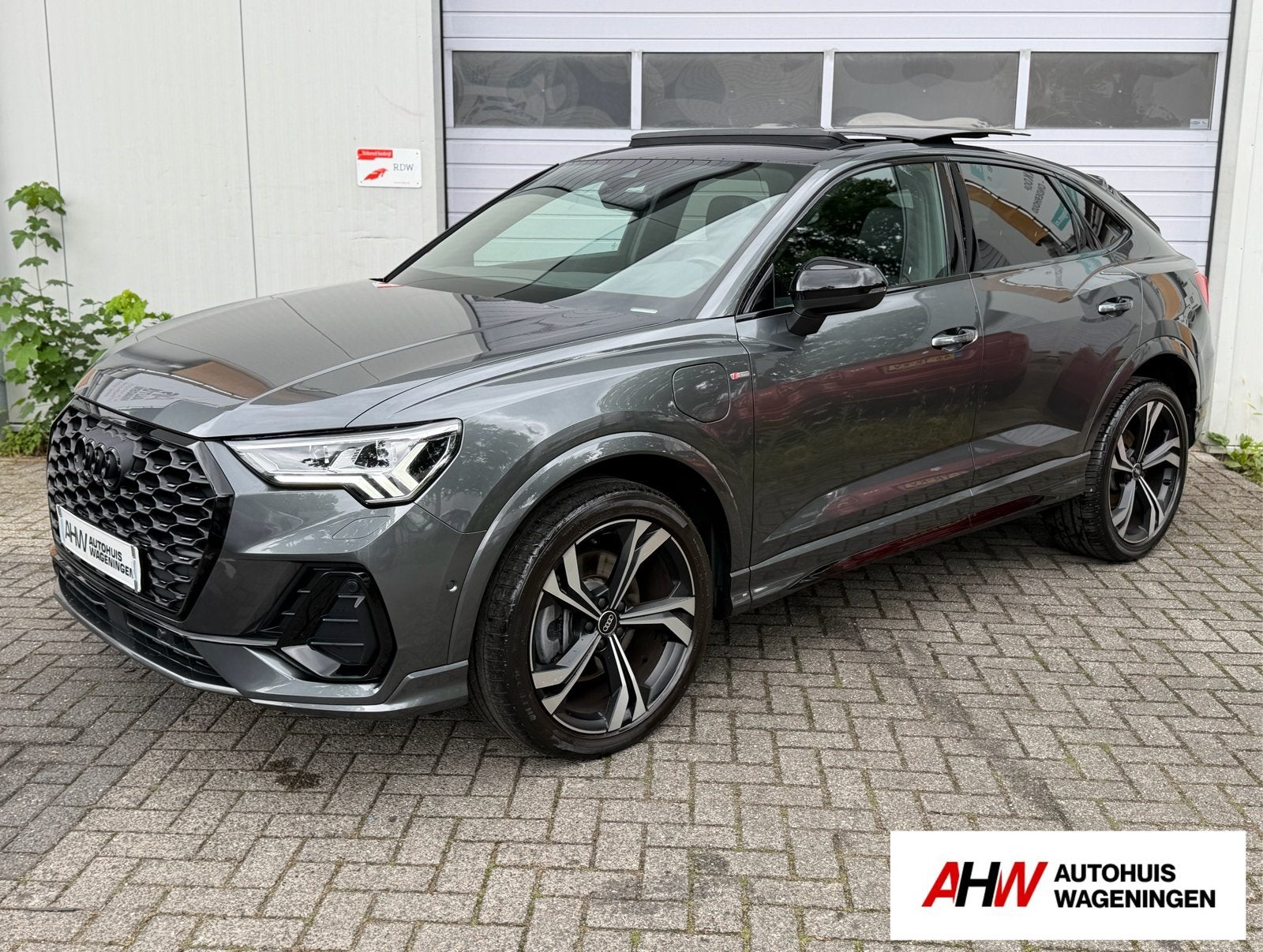 Audi Q3 / 45 TFSI e / S-LINE / PANO / MATRIX / VOL! /, Automaat, Parkeerassistent, Zwart, 4 cilinders
