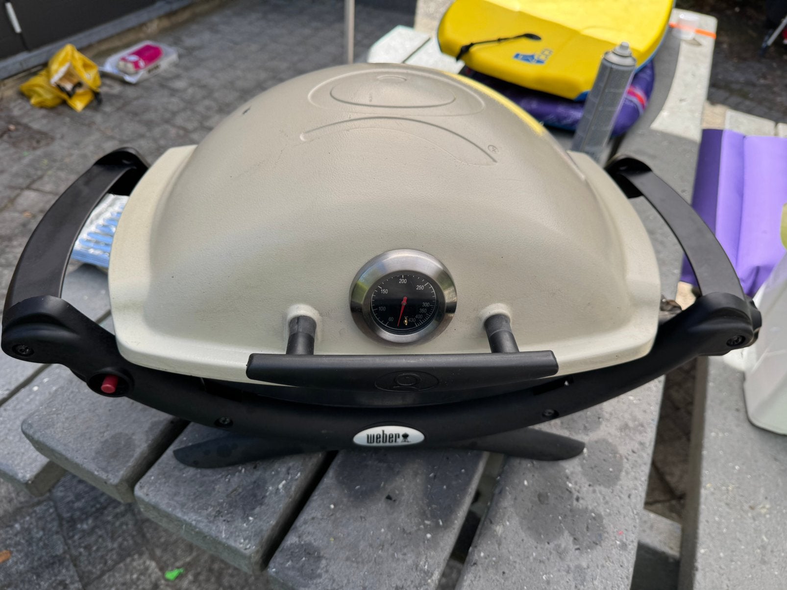 Weber Q1000 gas BBQ met rooster, bakplaat en pizzasteen, Ophalen of Verzenden, Zo goed als nieuw