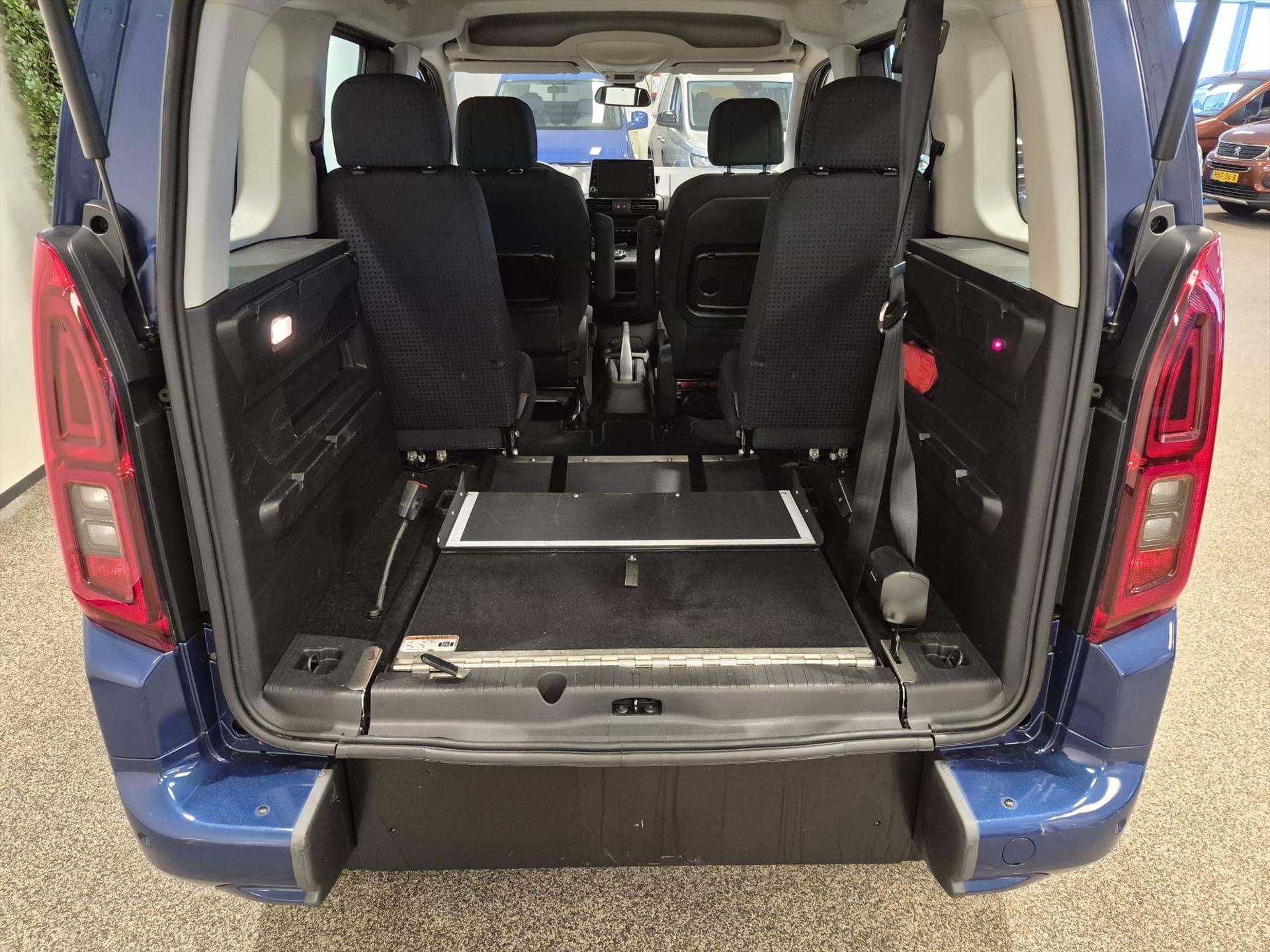 Opel Combo L1 Rolstoelauto Automaat 4+1, Automaat, 12 maanden, Stof, Gebruikt
