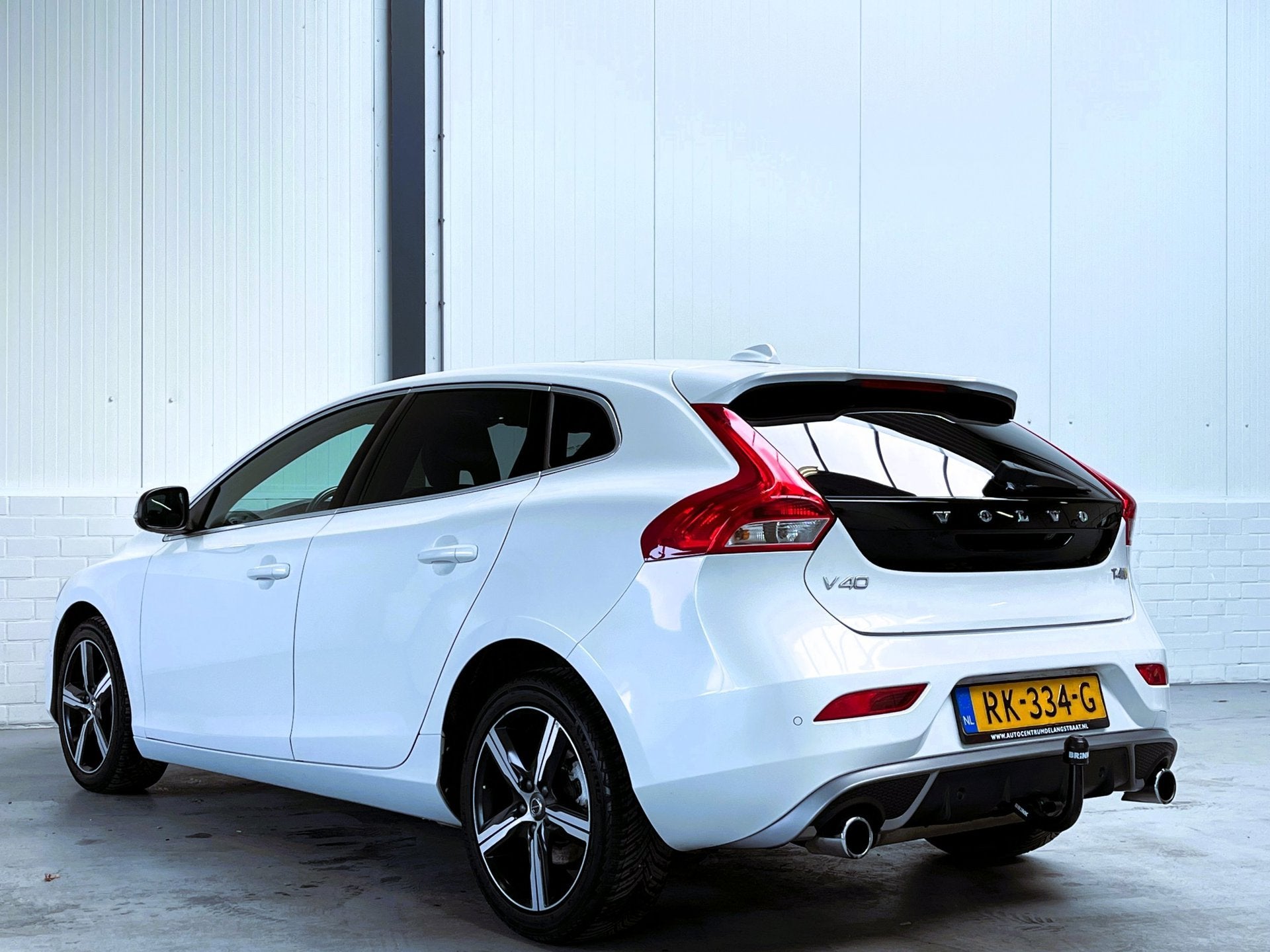 Volvo V40 2.0 T4 Business Sport R-Design|Trekhaak|Leder|Deal, Auto's, Gebruikt, Wit, Bedrijf, 1342 kg