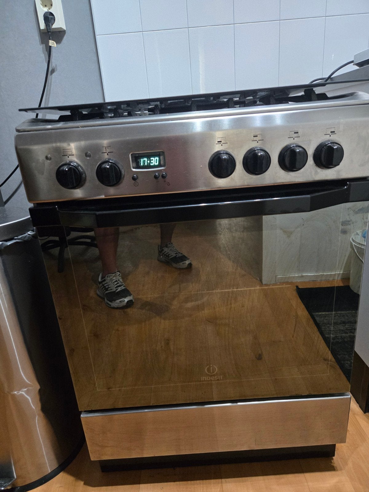 Indesit Vrijstaand Gasfornuis met Oven, Witgoed en Apparatuur, Ophalen, Gebruikt, 60 cm of meer, 4 kookzones