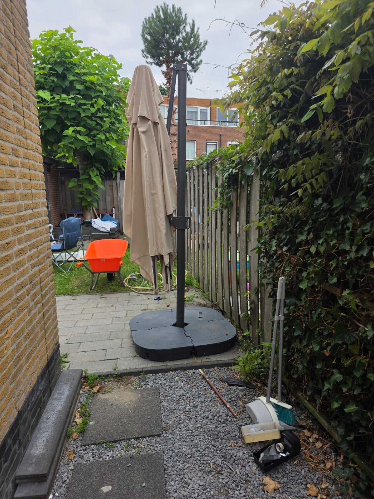 Grote zweefparasol met voet - Beige, Tuin en Terras, Parasols, Ophalen