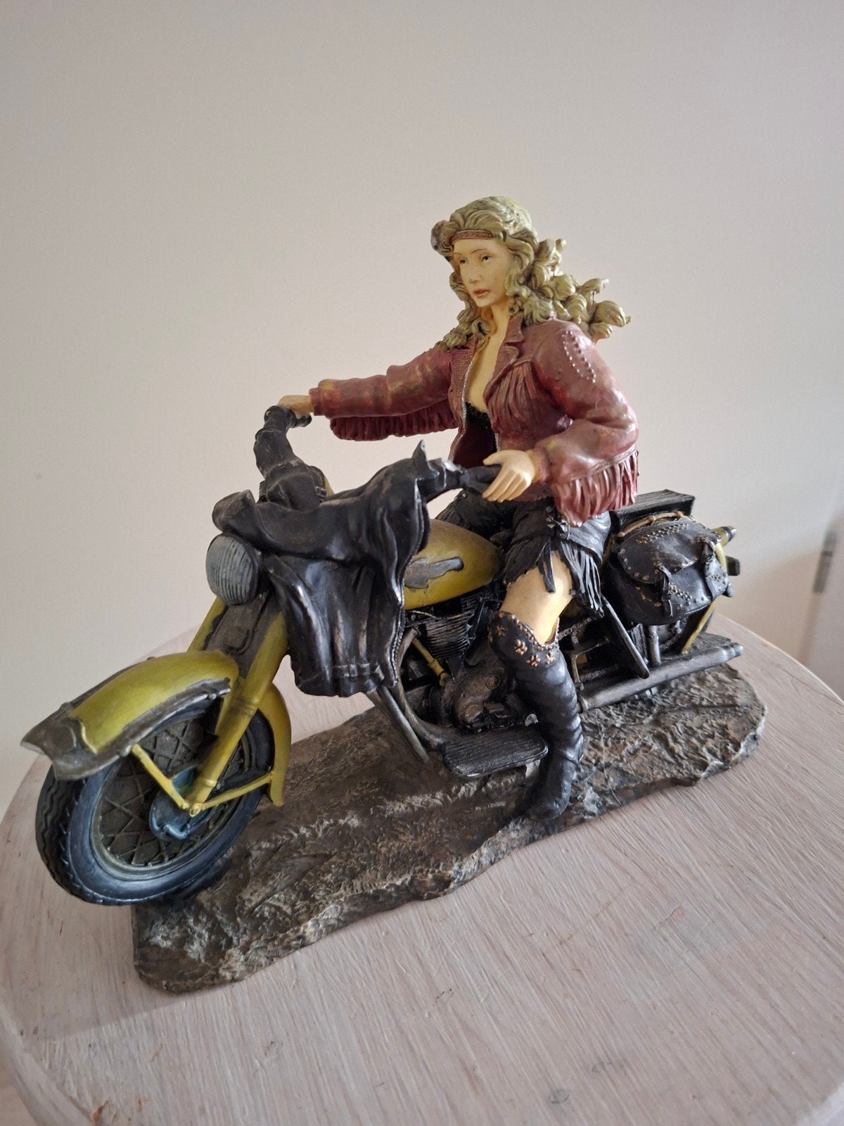 Beeldje vrouw op motor - Stoere Biker Lady, Verzamelen, Ophalen of Verzenden, Zo goed als nieuw, Fantasy