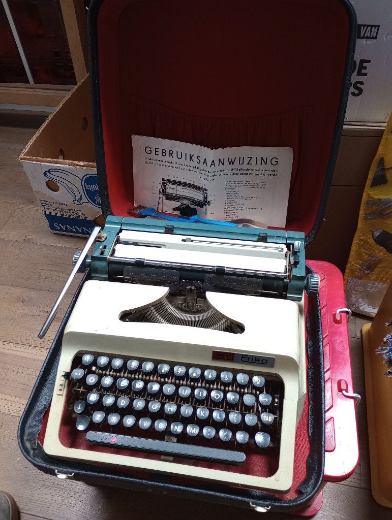 Typemachine Daro Erika in koffer, Ophalen of Verzenden, Gebruikt
