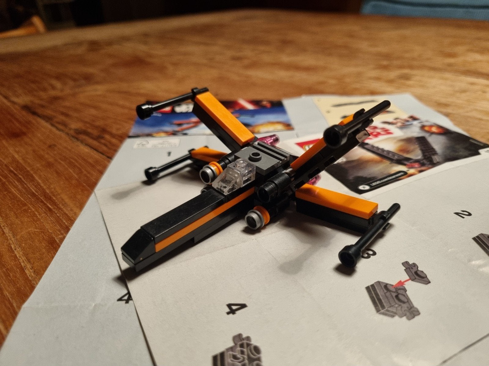 Foto 4 van LEGO Star Wars Kylo Ren's Shuttle (30380) uit 2016