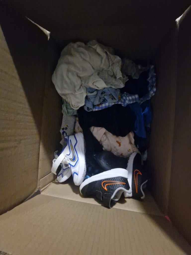 Doos met diverse babykleding en schoenen, Ophalen of Verzenden, Gebruikt, Diverse, Jongetje of Meisje