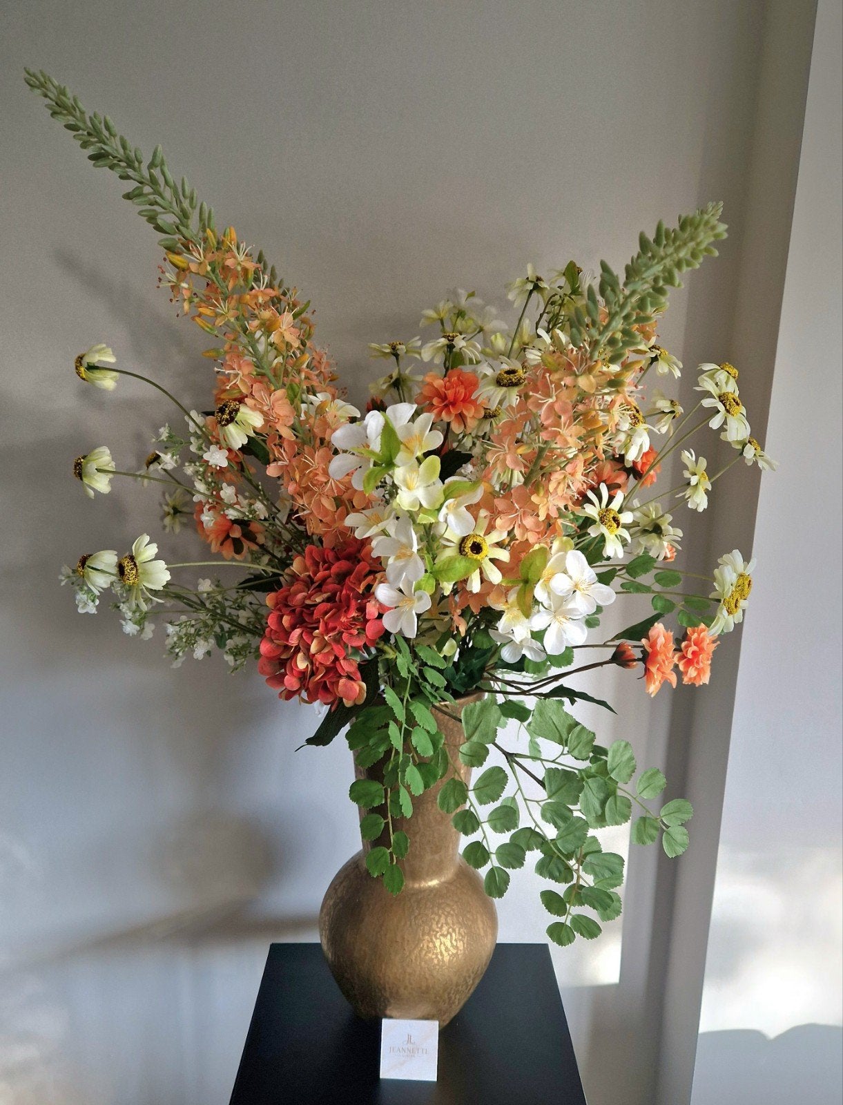 Grote kunstbloemen in gouden vaas - Jeannette Living, Huis en Inrichting, Woonaccessoires | Vazen, Overige materialen, Overige kleuren