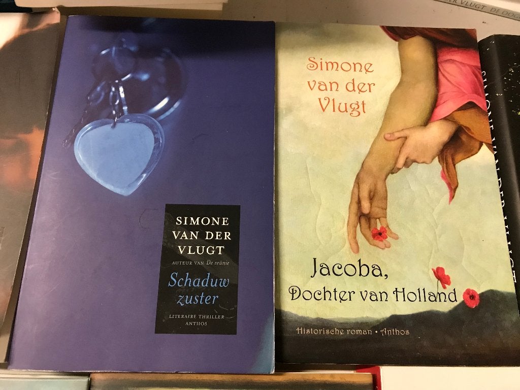 T.K. nog 17 boeken van Simone v/d Vlugt zie actuele lijst, Boeken, Ophalen of Verzenden, Gelezen, Simone van der Vlugt, Nederland