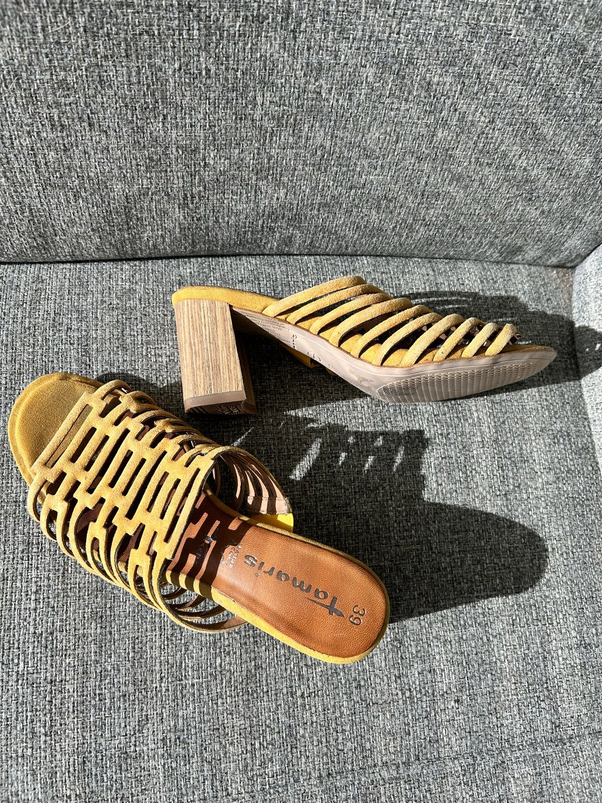 Tamaris suède mosterdgele muiltjes maat 39, Ophalen of Verzenden, Zo goed als nieuw, Geel, Sandalen of Muiltjes