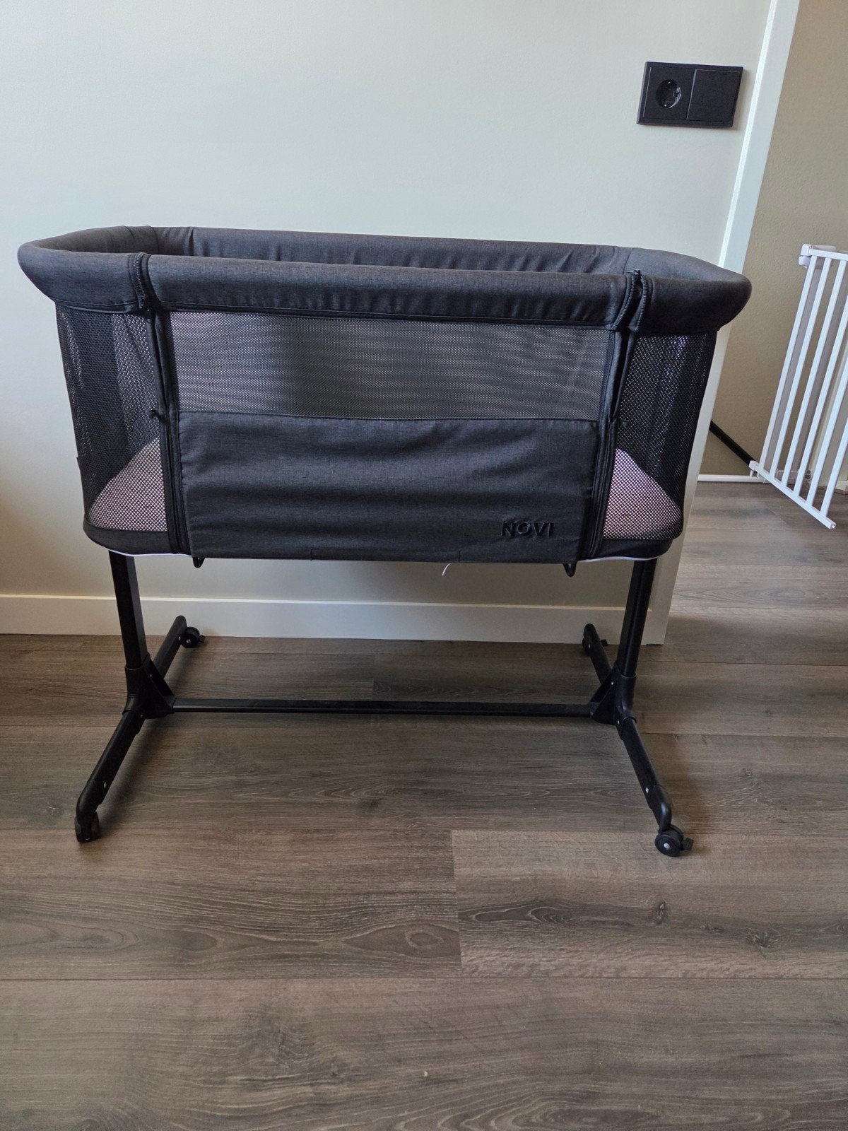 Co Sleeper merk Novi Kyan kleur donkergrijs / zwart inc bedl, Ophalen, Zo goed als nieuw, Wieg