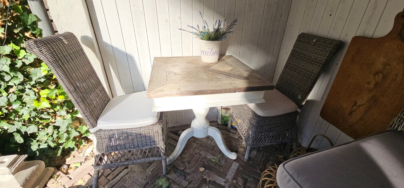 Riviera Maison Set  2x tuinstoel en tafel, Rotan, Bijzettafel, Zo goed als nieuw, Tuinset