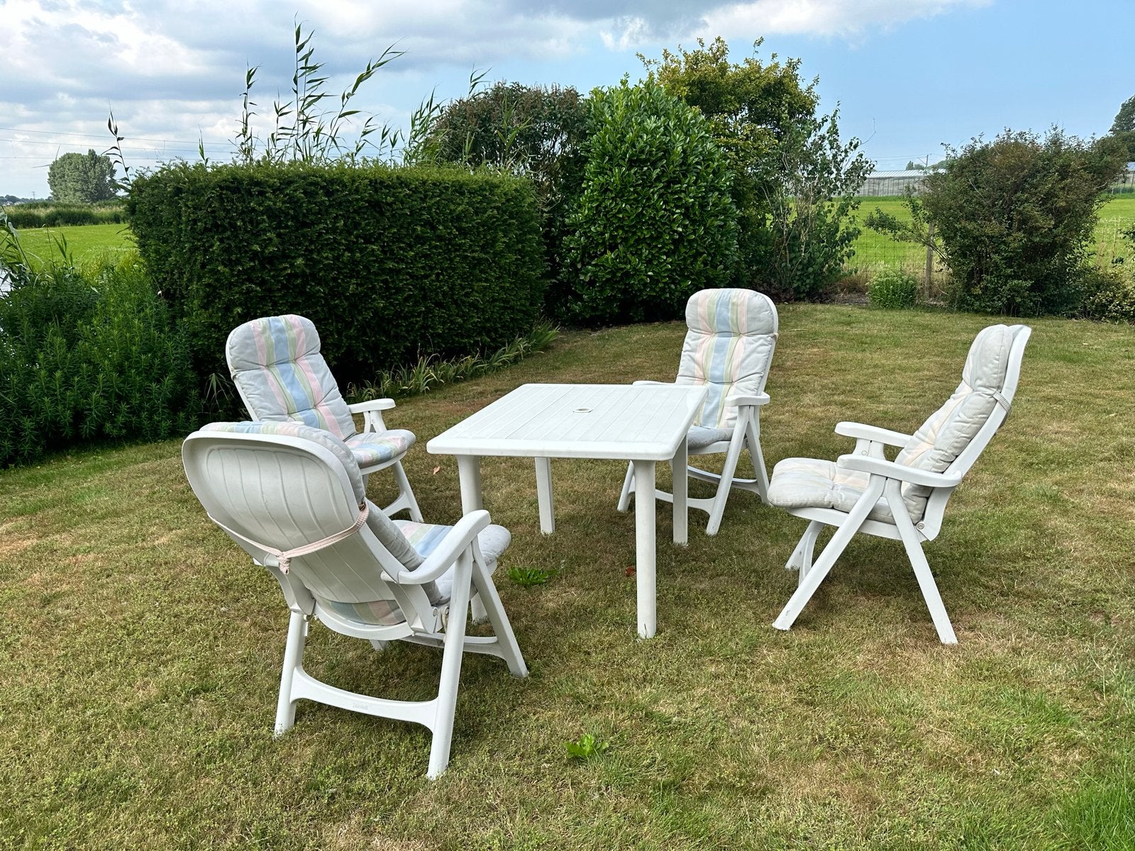 Hartman Tuinset met 4 stoelen en tafel - Wit kunststof, Tuin en Terras, Tuinsets en Loungesets, Ophalen, 4 zitplaatsen, Kunststof