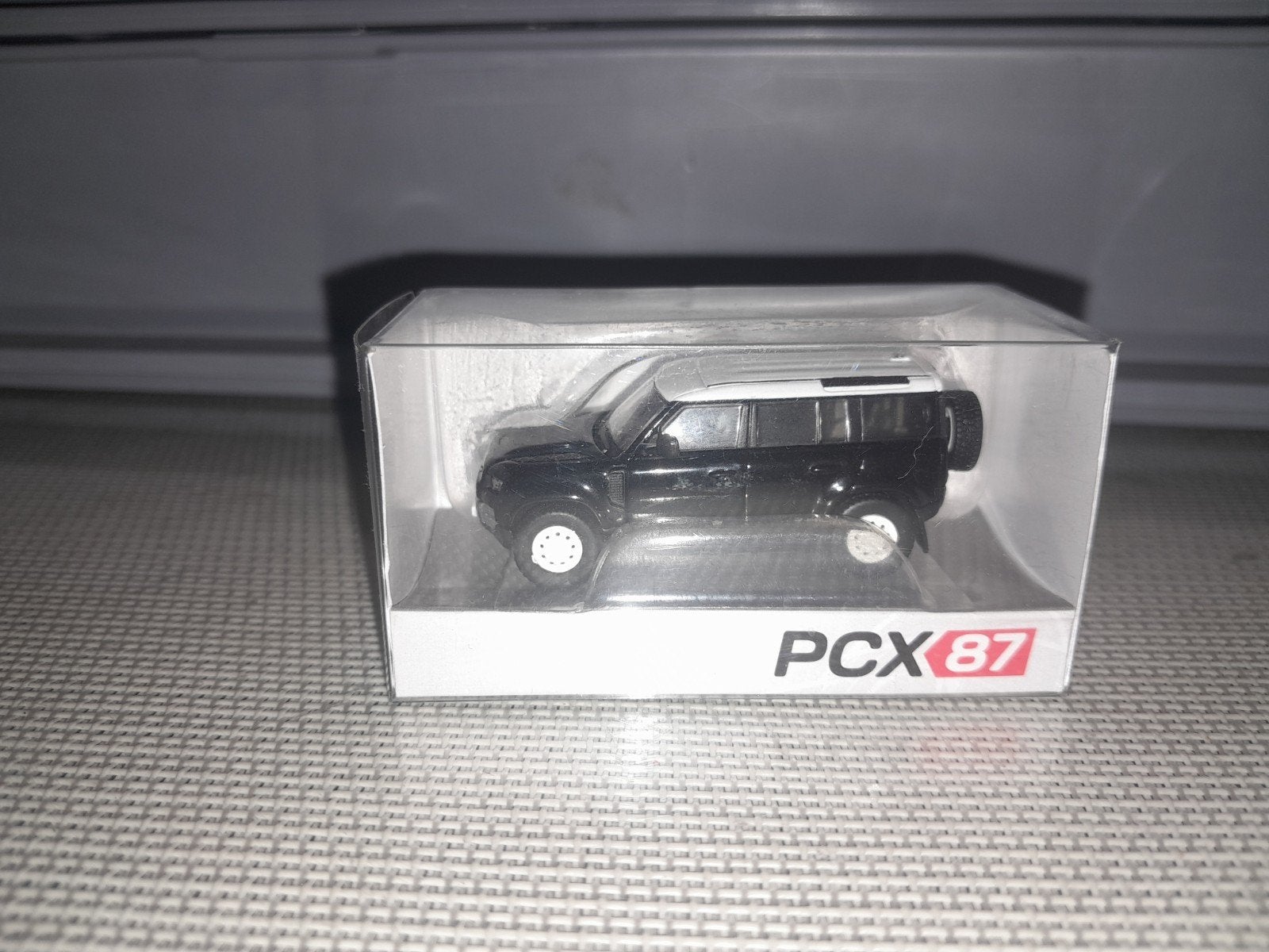 PCX87 Land Rover Defender 110 - Zwart/Wit Schaalmodel, Ophalen of Verzenden, Nieuw, Auto, Overige merken