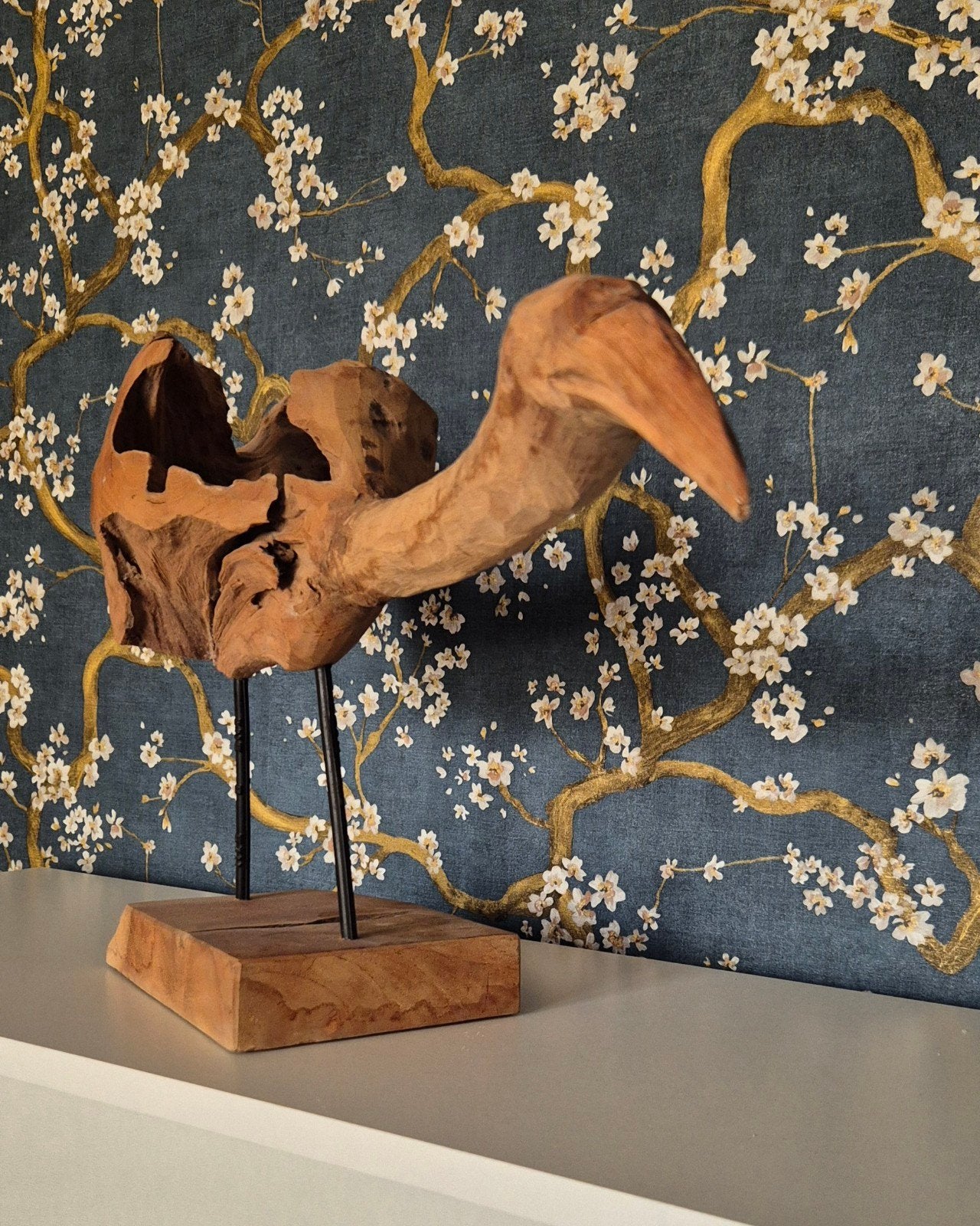 Uniek houten Vogelbeeld op Sokkel - Handgemaakt, Beeld, Hout, Bruin, Modern