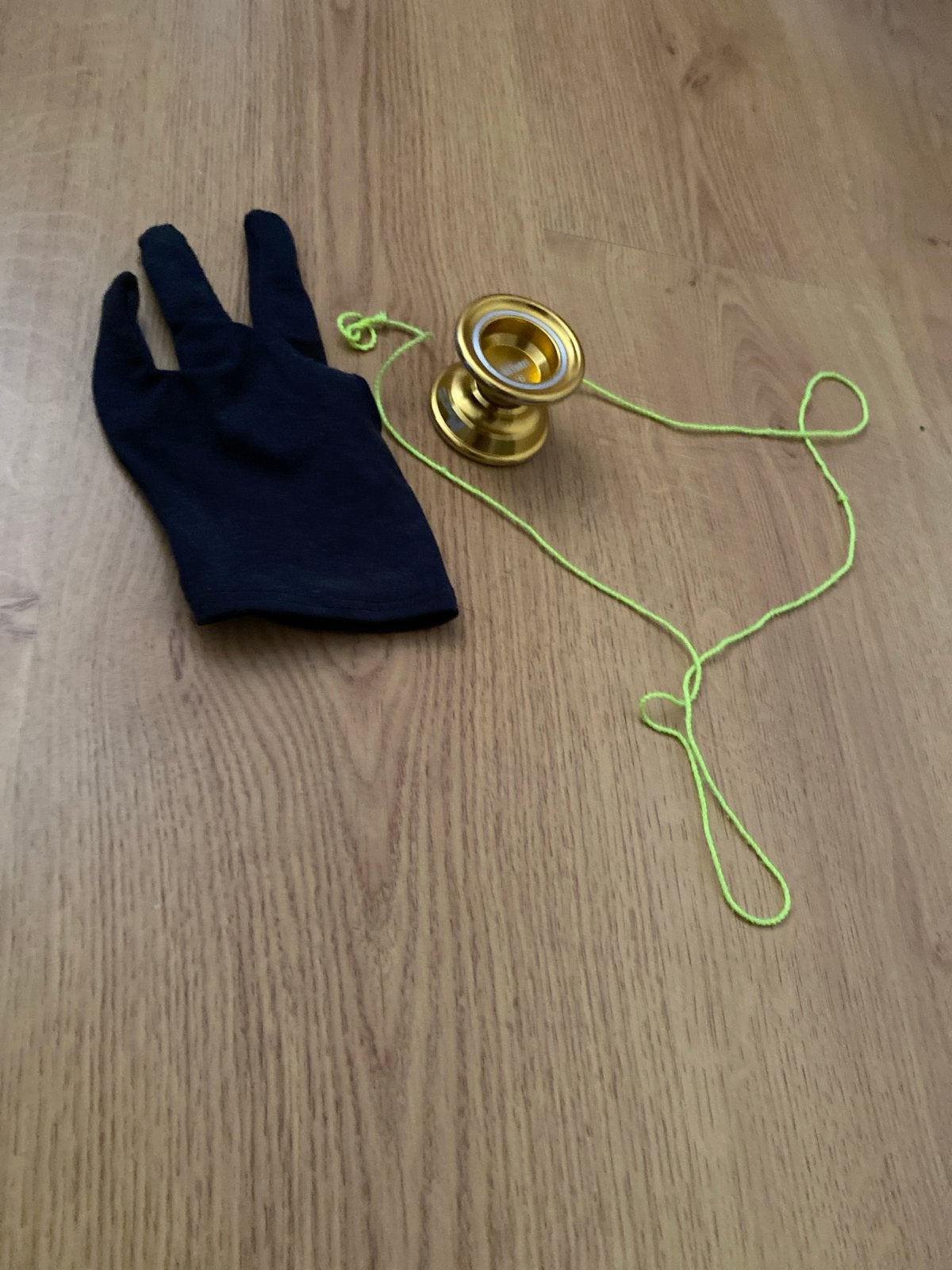 Gouden Yo-Yo met Neon Groen Touw en Handschoen, Ophalen, Gebruikt, Jongen of Meisje