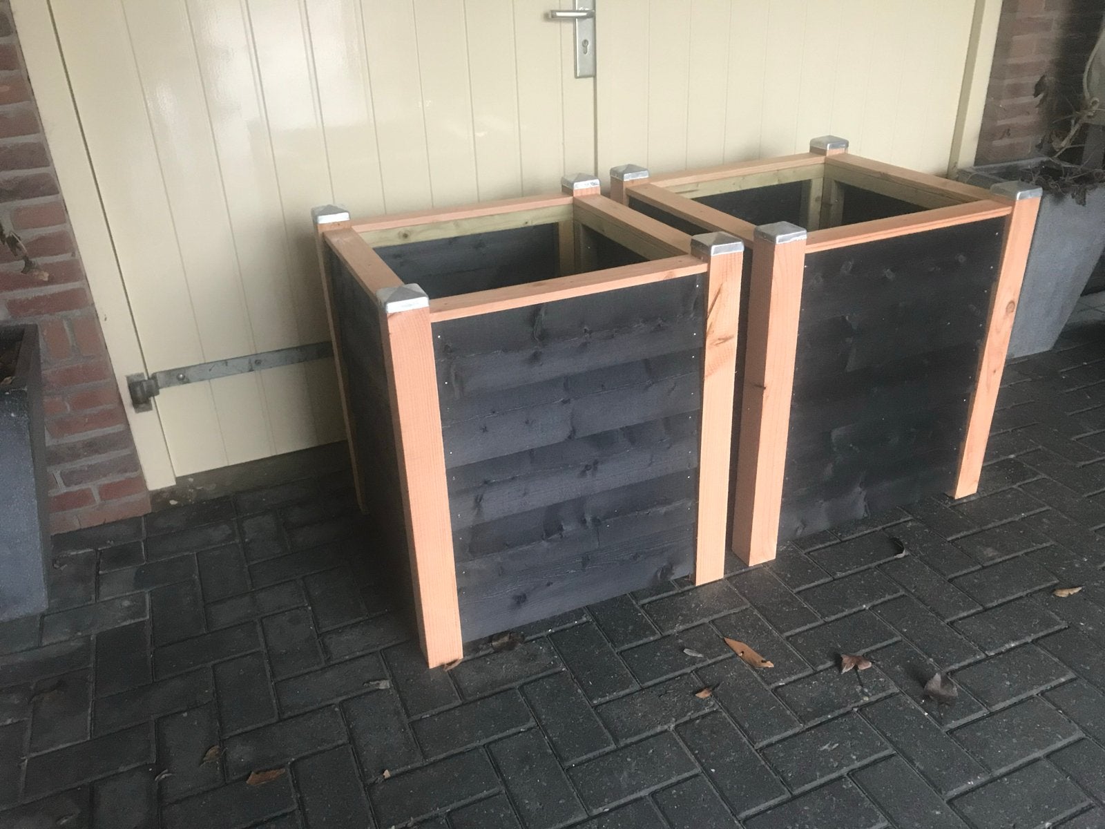 Zwarte bloembakken met douglas hoekpalen., Tuin en Terras, Ophalen, Vierkant, Nieuw, Balkon