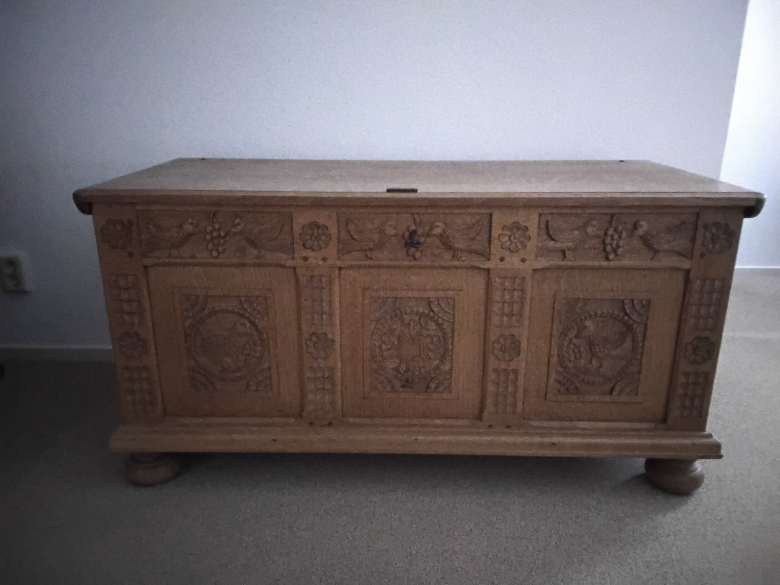 Antieke houten kist met houtsnijwerk, Ophalen