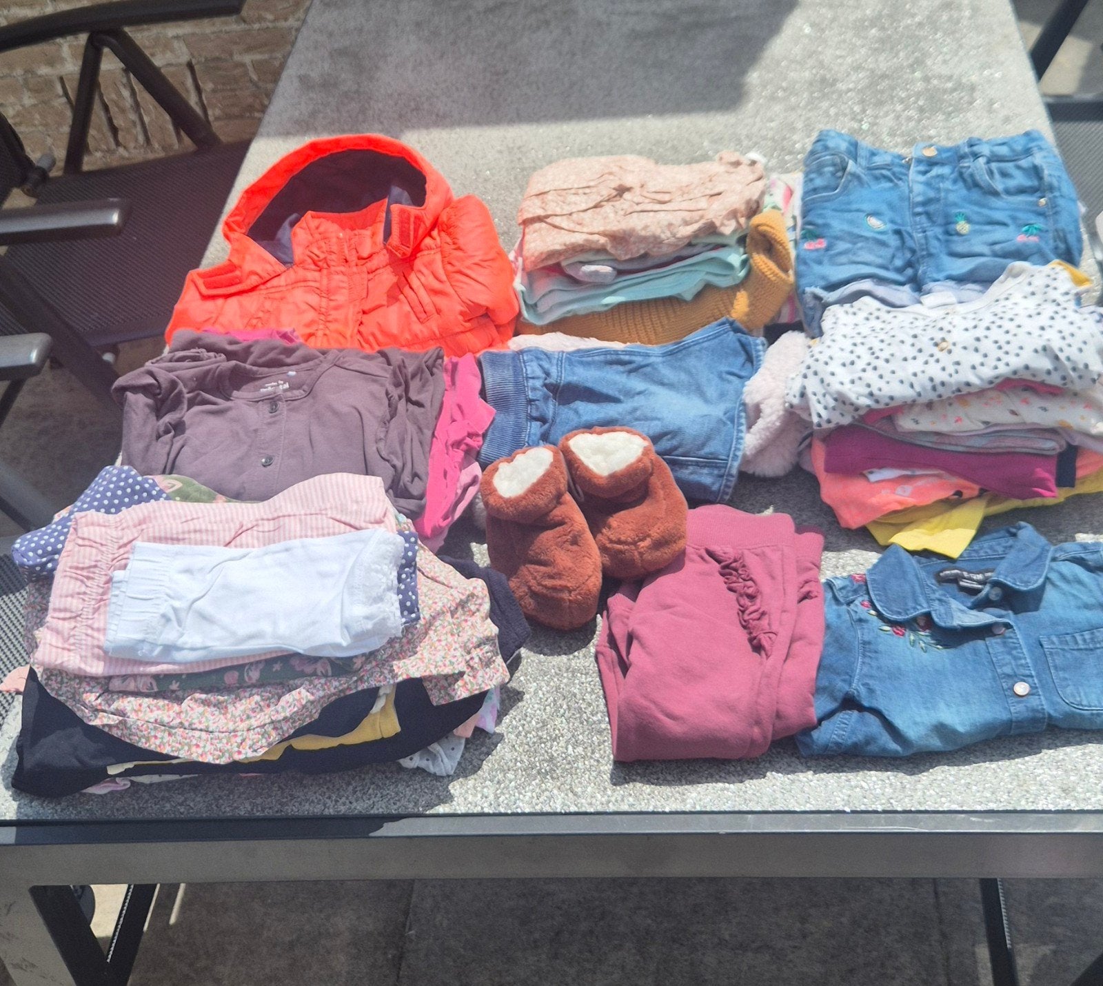 Babykleding tas vol, Ophalen