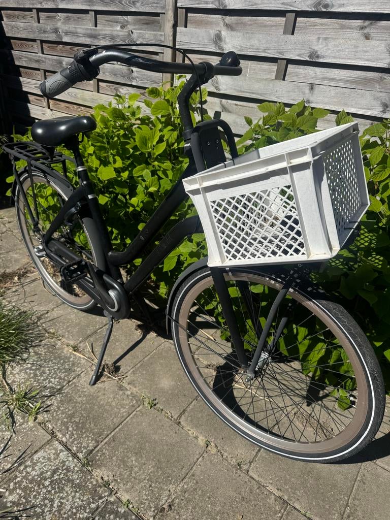 Zwarte damesfiets met voordrager en krat, Fietsen en Brommers, Fietsen | Dames | Omafietsen, Ophalen, Terugtraprem, 53 tot 56 cm