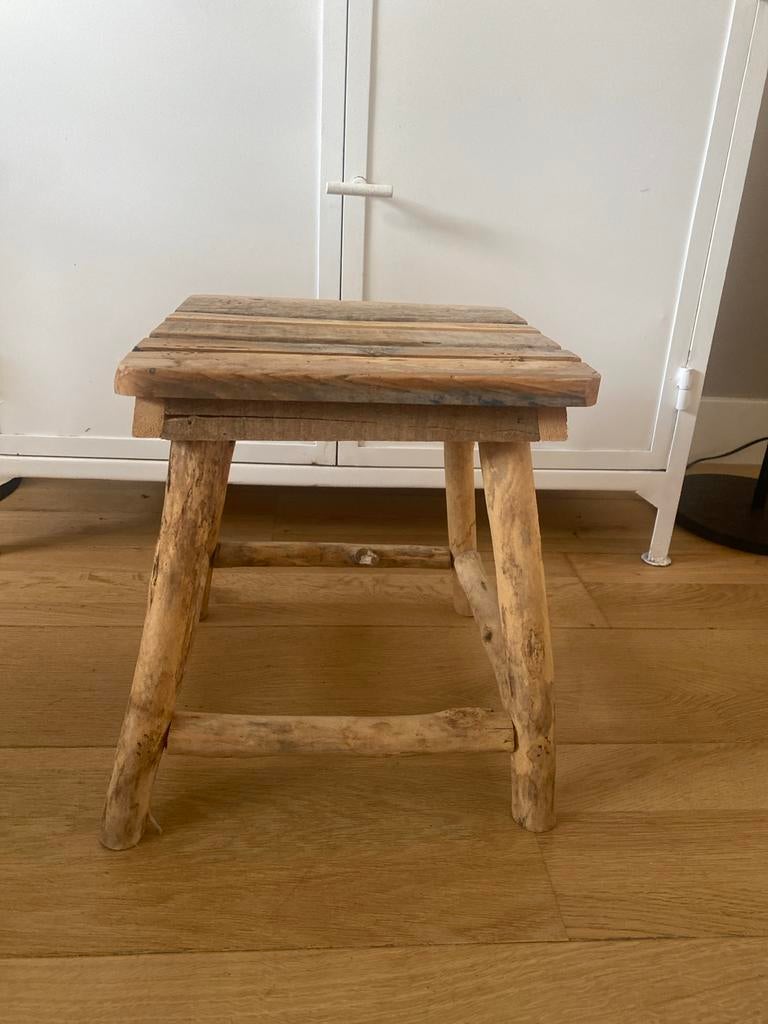 Decoratief krukje van oud hout - 35x33 cm, Huis en Inrichting, Krukjes, Ophalen of Verzenden, Zo goed als nieuw, Hout