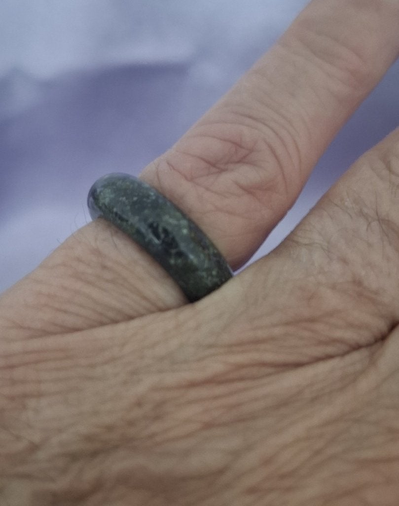 Bandring donkergroene Jadeit Jade Ø 17,0 mm, Sieraden, Tassen en Uiterlijk, Ringen, Overige materialen, Verzenden, Nieuw, 17 tot 18