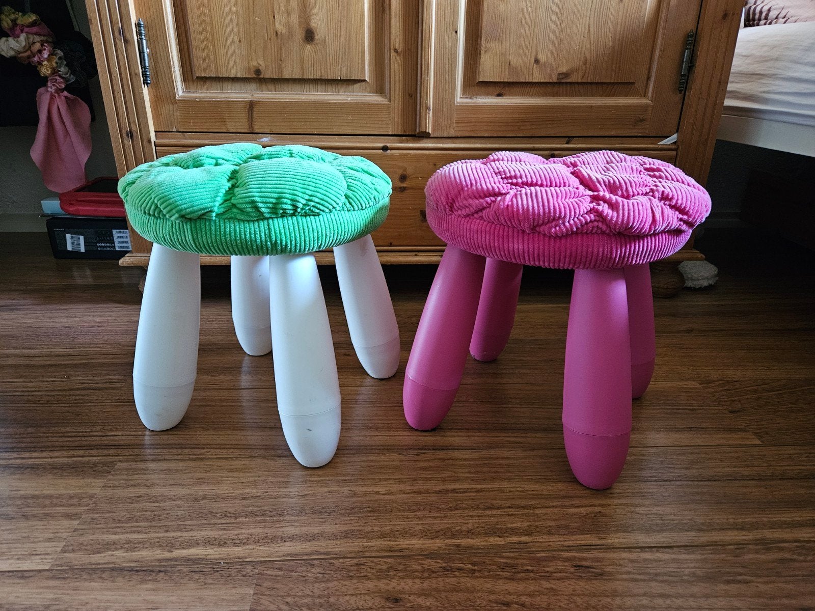 Twee vrolijke kinderkrukjes, groen en roze, Ophalen, Gebruikt, Kunststof
