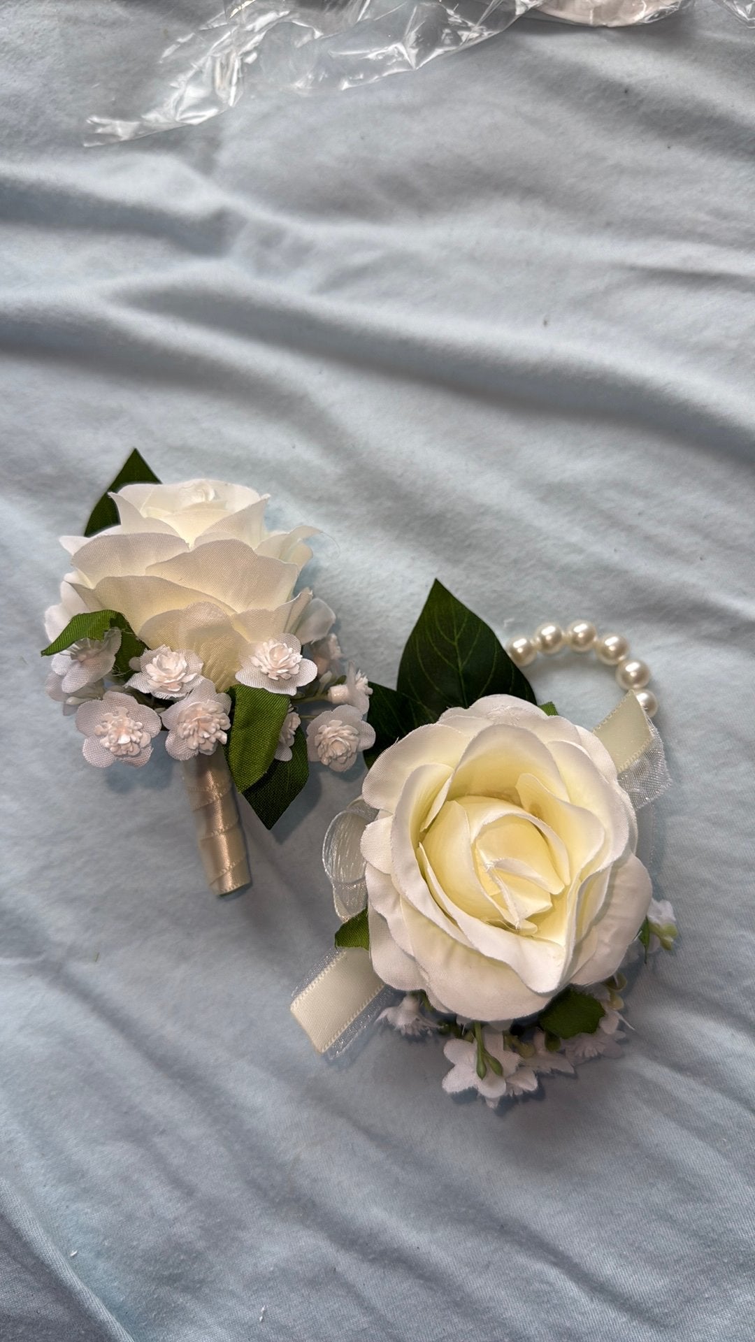 Mooie witte coursage set voor bruid en bruidegom, Ophalen of Verzenden, Nieuw, Wit, Accessoires