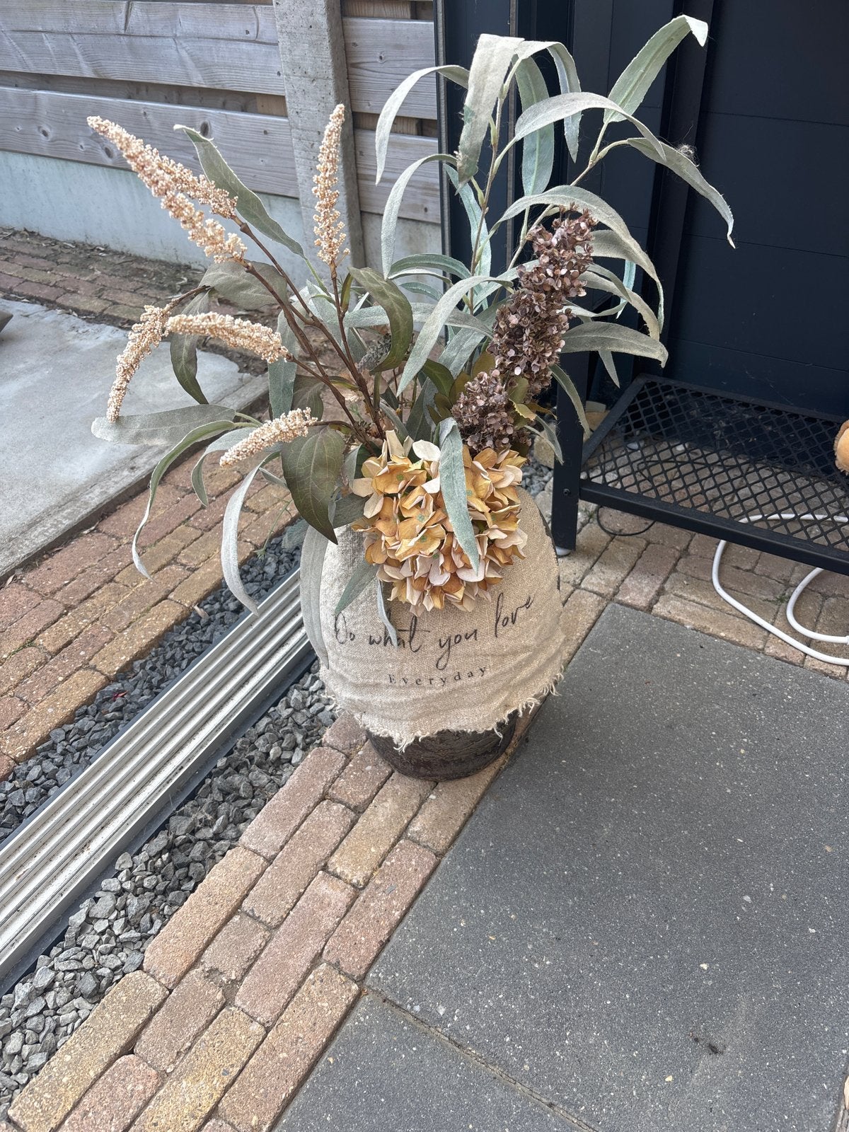 Stoere en sobere opgemaakte vaas met kunstbloemen, Huis en Inrichting, Woonaccessoires | Vazen, Ophalen