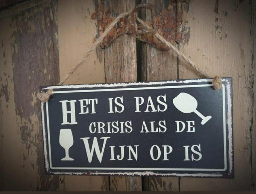 Metalen tekst bord "Crisis als de wijn op is" zwart - spreuk, Huis en Inrichting, Woonaccessoires | Tekstborden en Spreuken, Nieuw
