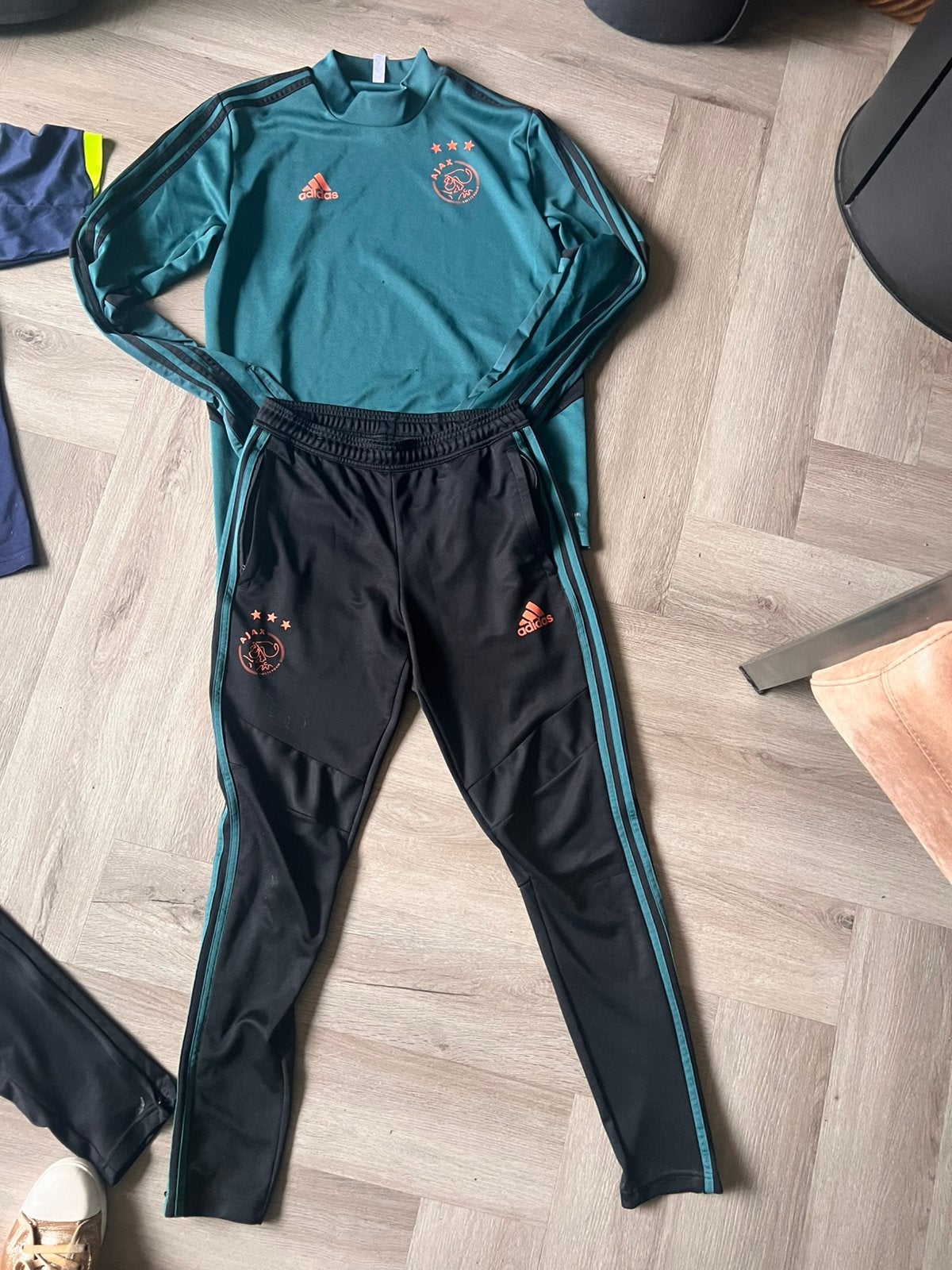 Ajax trainingspak. Adidas Broek maat s shirt maat m, Ophalen, Gedragen, Blauw, Voetbal