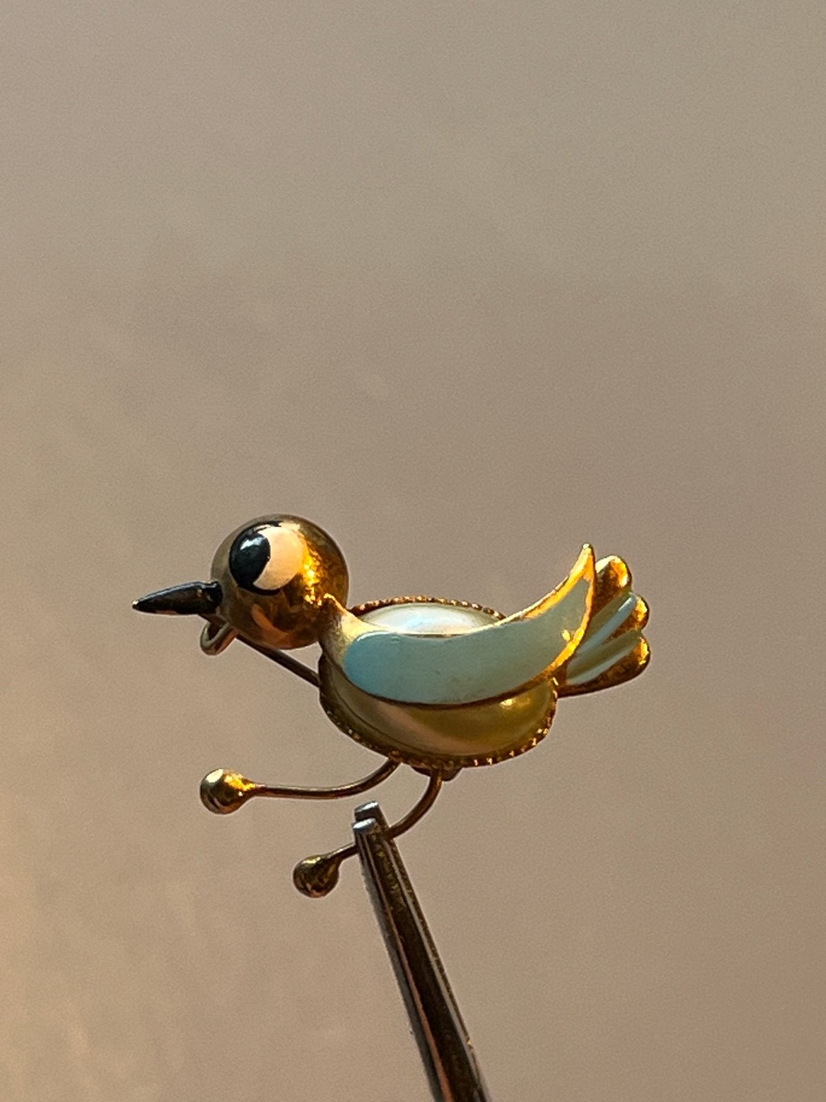 Kitsch geanimeerd vogelspeldje met bungelende pootjes, Overige materialen, Gebruikt, Overige kleuren, Minder dan 4 cm