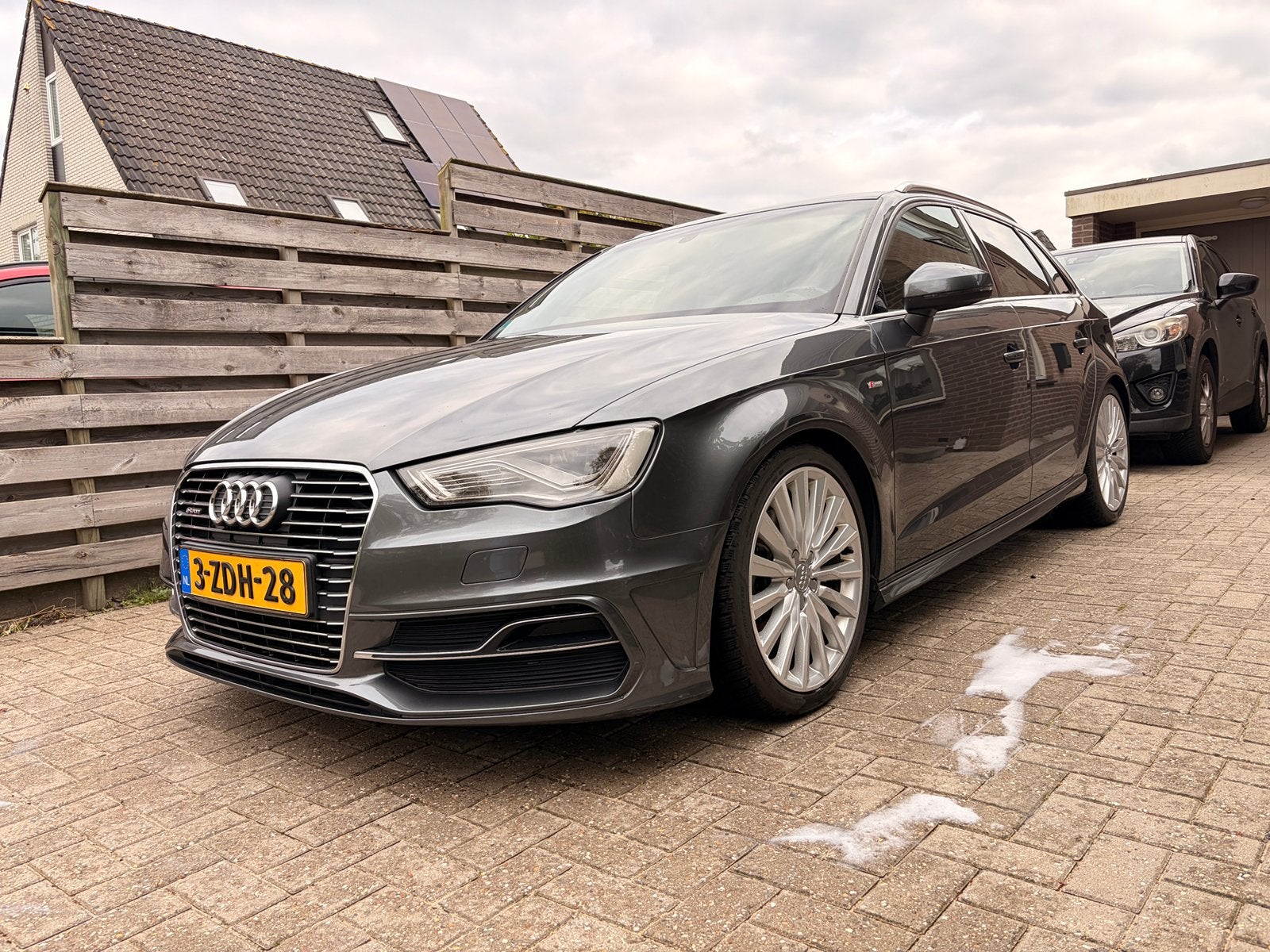 Audi A3 1.4 e-tron S-line Dealer onderhouden PANO / B&O, Auto's, 4 cilinders, 1395 cc, 149 pk, Zilver of Grijs