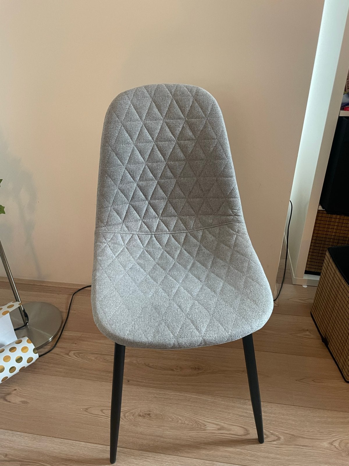 2 Moderne grijze eetkamerstoelen - chairs, Ophalen, Twee, Zo goed als nieuw, Stof