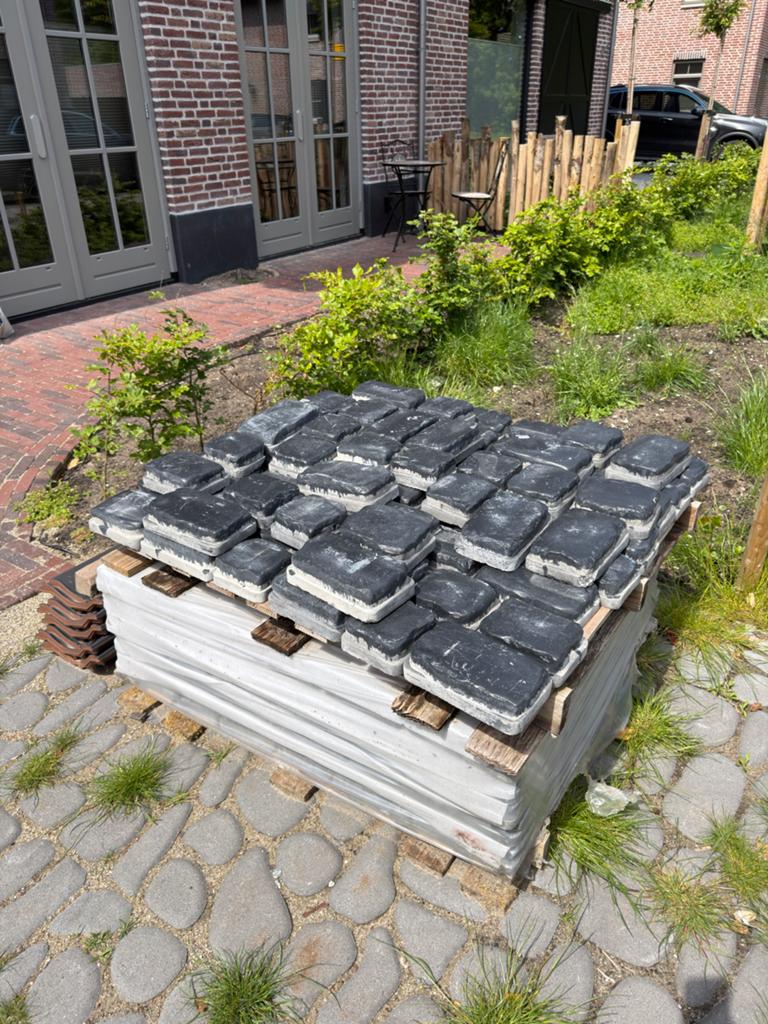 Nieuwe Courtstones basalt - ruim 6m² op pallet t.e.a.b., Tuin en Terras, Ophalen, Klinkers, Nieuw, 5 tot 10 m²