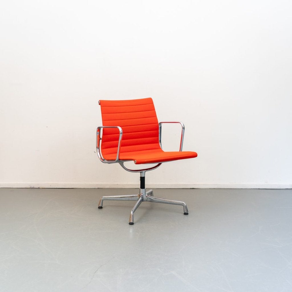 Vitra Eames EA 107 Stoel Poppy Red Hopsak - Chroom, Niet ingevuld, Zo goed als nieuw, Niet ingevuld, Niet ingevuld