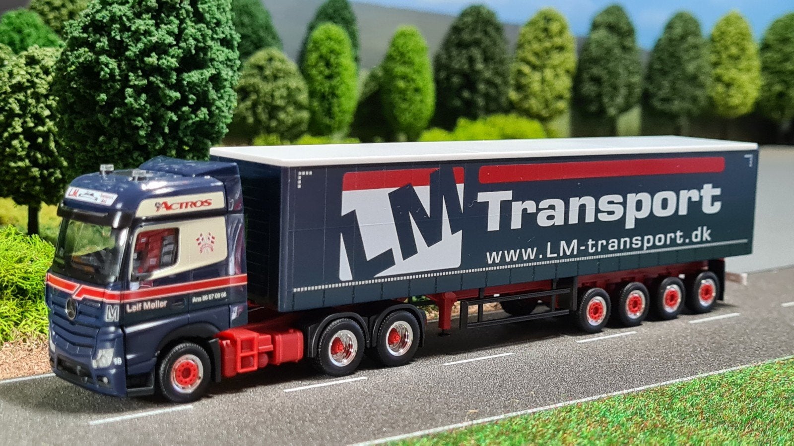 234 Herpa 1:87 Leif Møller Dk MB oplegger + meeneem heftruck, Ophalen of Verzenden, Nieuw, Bus of Vrachtwagen, Herpa