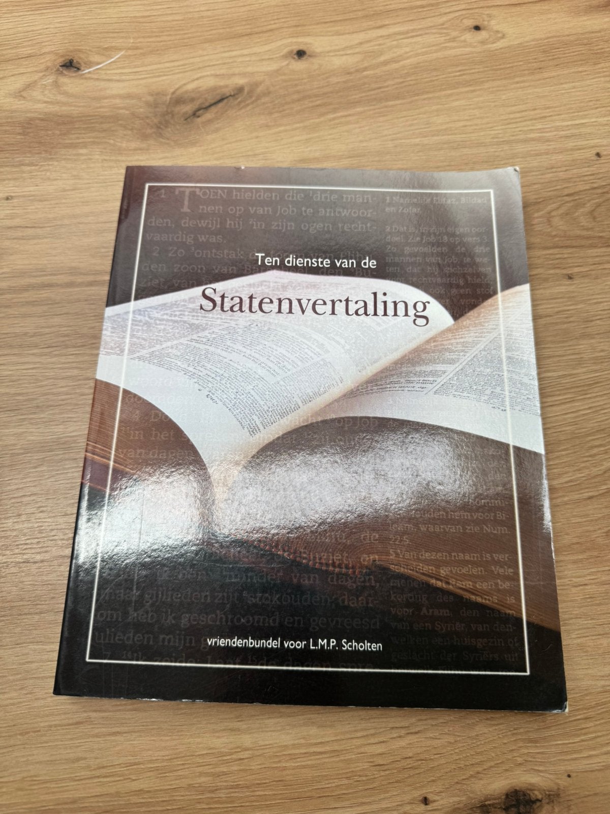 Boek Ten dienste van de Statenvertaling, Ophalen of Verzenden, Zo goed als nieuw