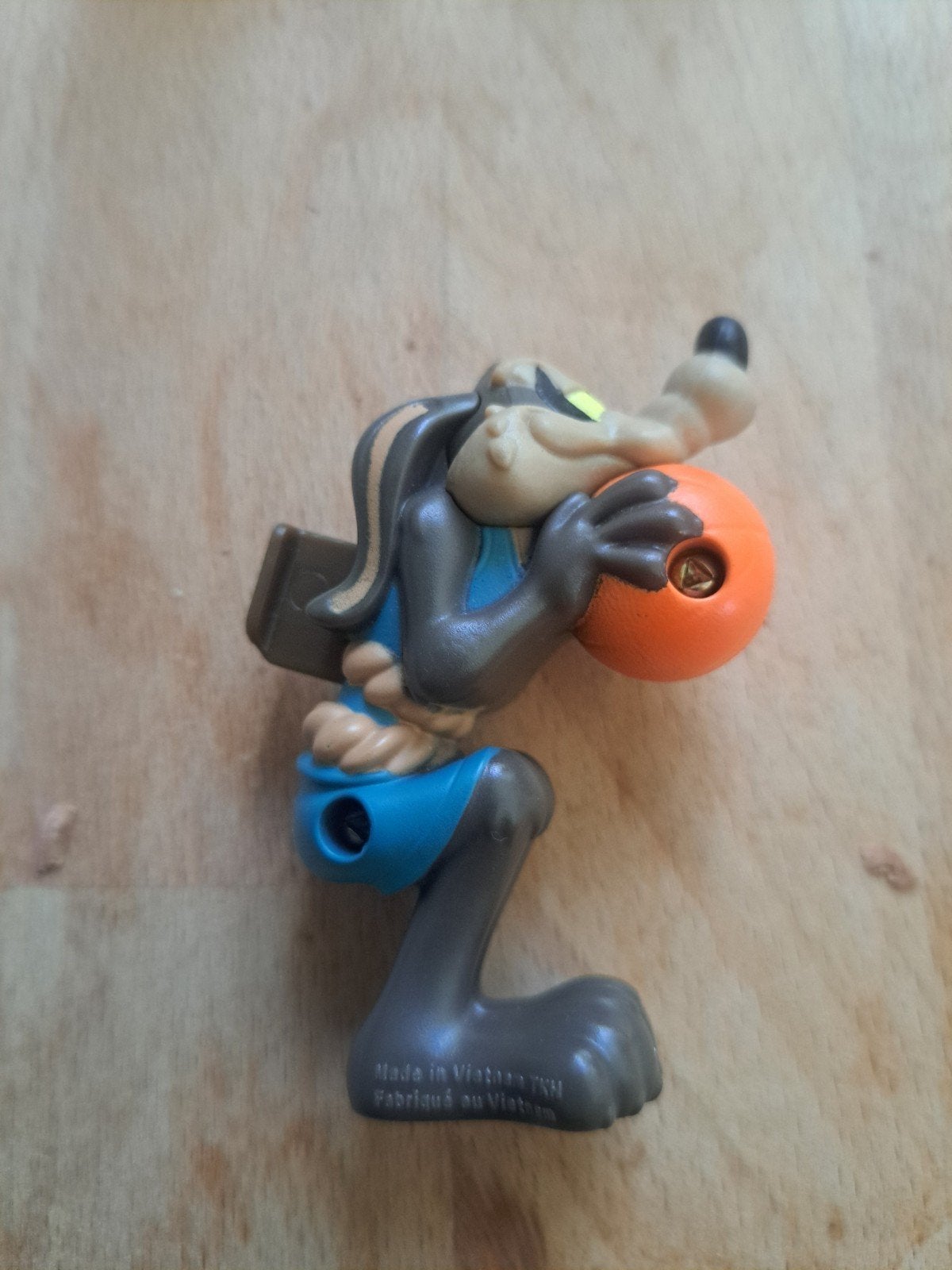 Mc Donalds Happy Meal Wile E. Coyote figuur met basketbal, Ophalen of Verzenden, Gebruikt