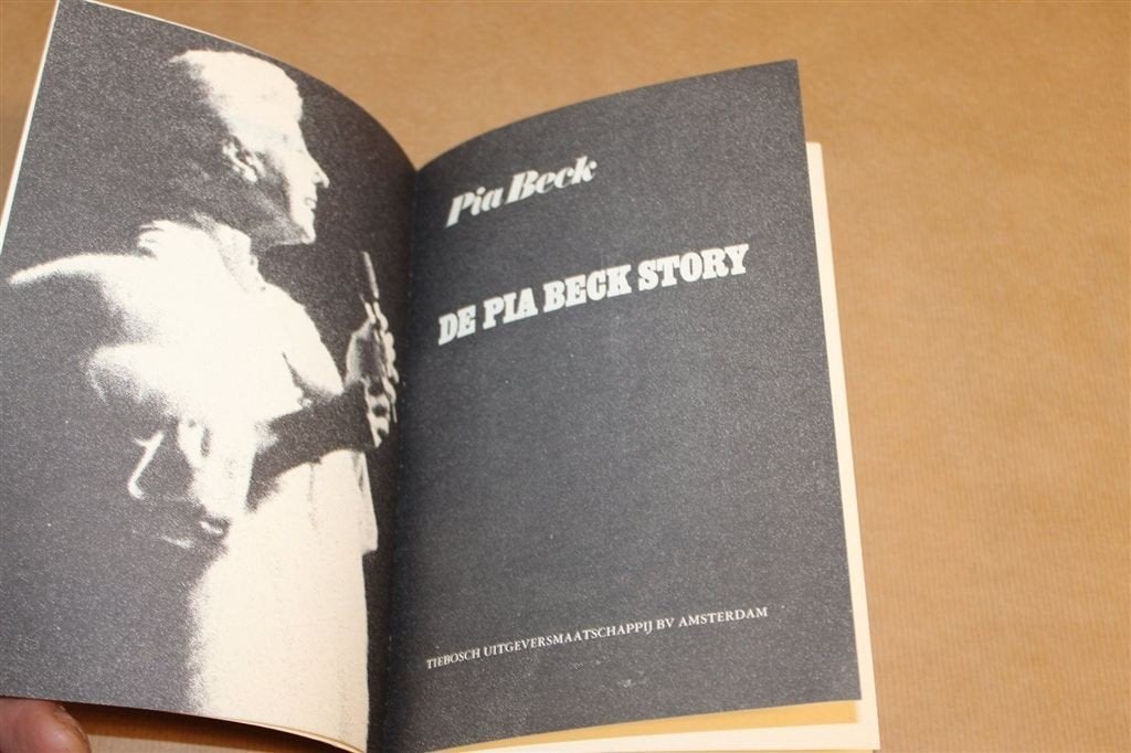De Pia Beck Story — Autobiografie Pia Beck 1982, Ophalen of Verzenden, Gelezen, Artiest