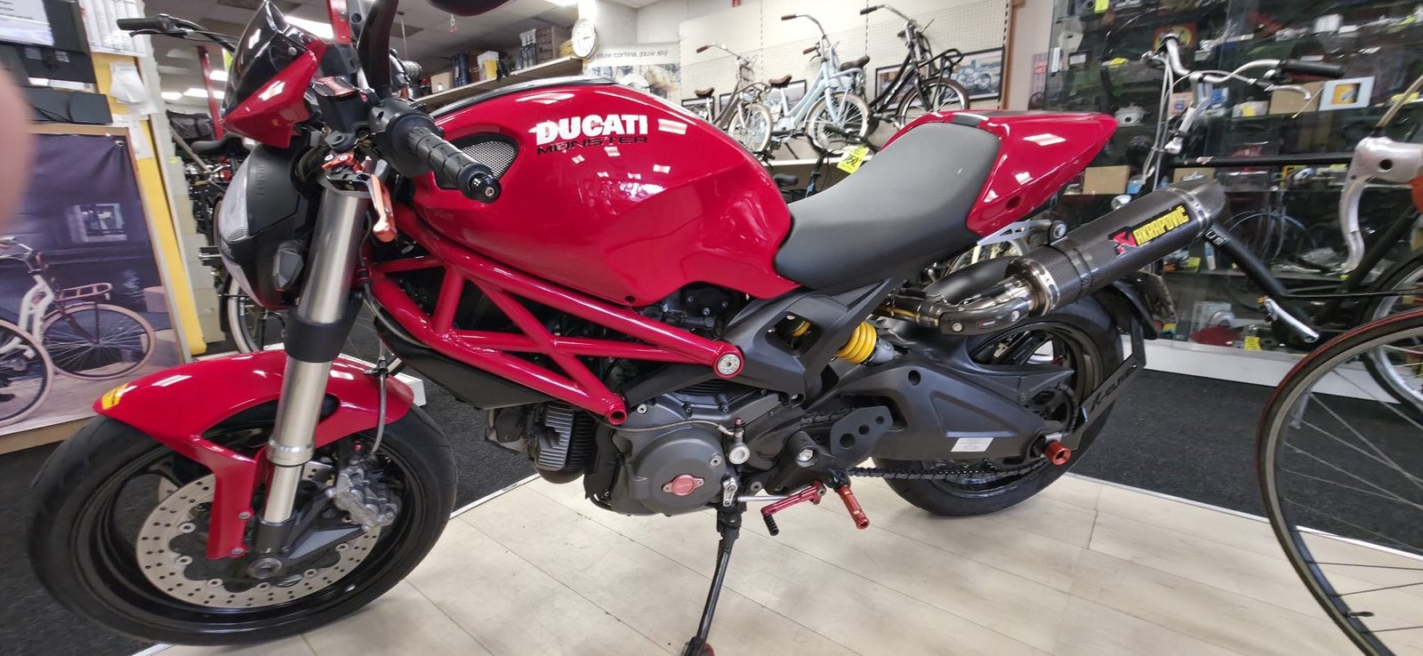 Ducati Monster 696 - Sportieve Naked Bike met Akrapovic, 2 cilinders, Sportuitlaat, Gebruikt, Particulier